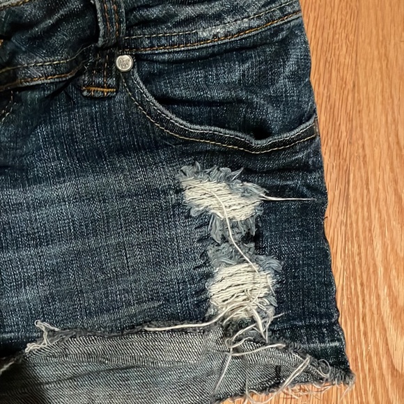 American Rag stretchy and comfy distressed, denim jean shorts size small - Picture 3 of 7